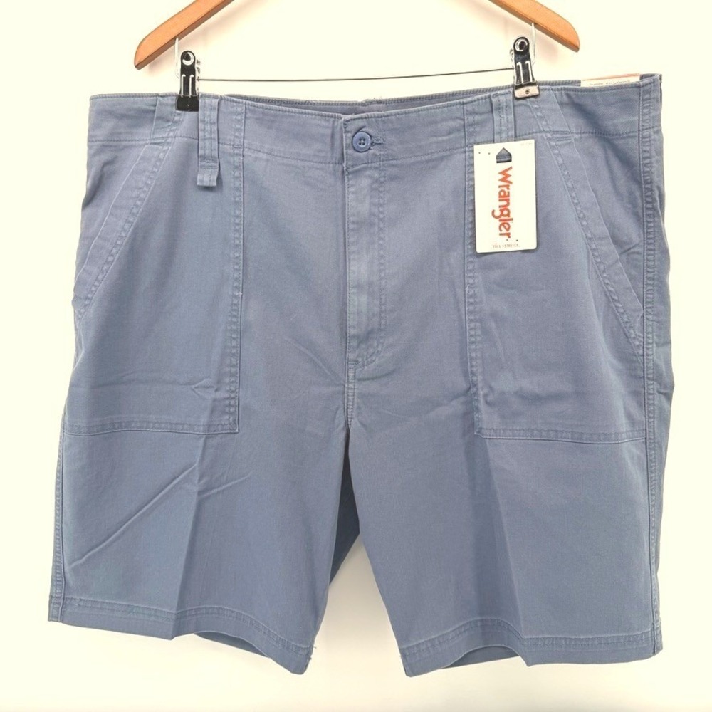 NWT Wrangler Mens Free to Stretch Utility Shorts Blue Regular Fit 42 112352020